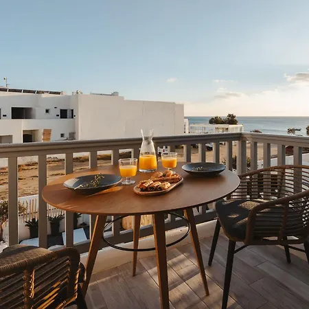 Apartamento Sea La Vie Apartment, Steps From The